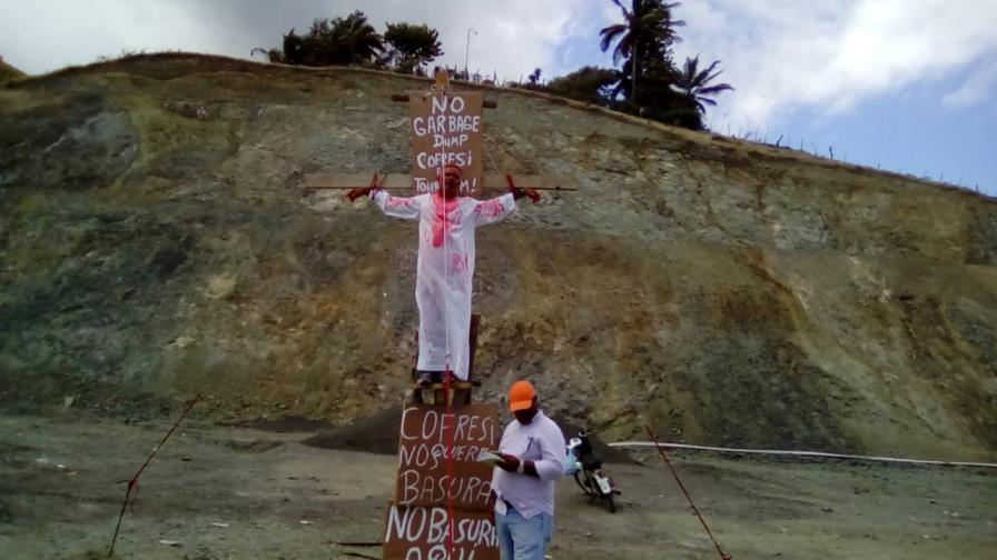 Hombre se crucifica en rechazo a relleno sanitario en Cofresí, Puerto Plata