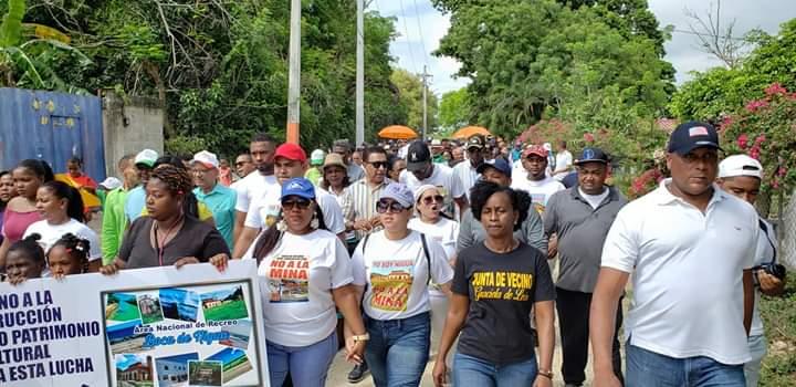 Residentes en Nigua marchan en contra de la instalación de una mina