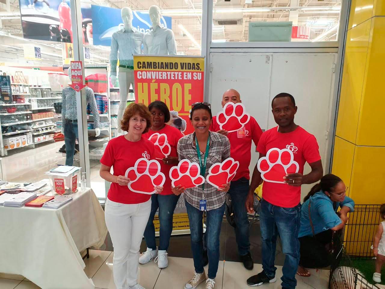 Ivette García, presidenta de De Blank Rescate acompañada de sus colaboradores