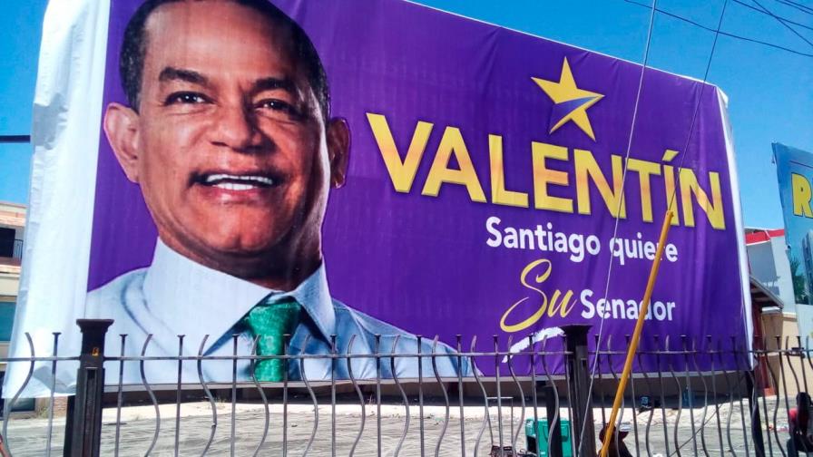 Ayuntamiento de Santiago desmonta valla del senador Julio César Valentín Ayuntamiento de Santiago desmonta valla del senador Julio César Valentín