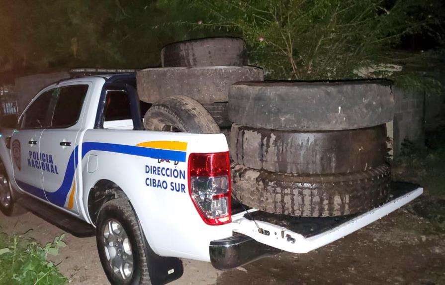En Bonao agentes policiales recogen neumáticos en víspera huelga regional