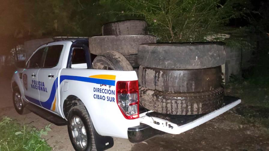 En Bonao agentes policiales recogen neumáticos en víspera huelga regional