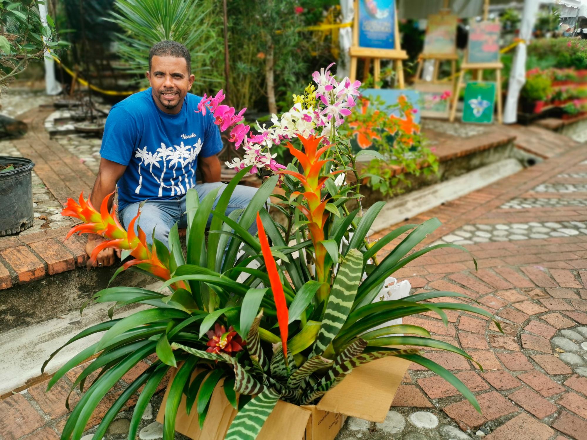 Robert Sosa, acompañó a su madre Moma Lugo y su hermana Greisy Payé fue a comprar plantas ornamentales y frutales, desde Bayaguana.