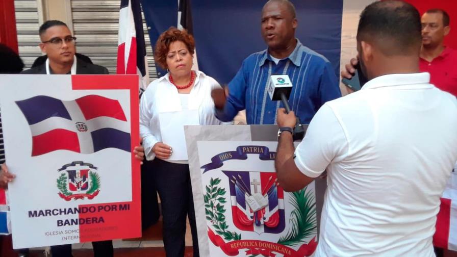 Pastores marchan por símbolos patrios