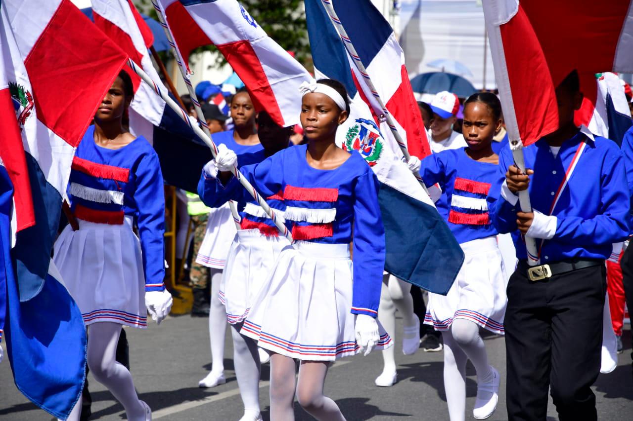 Las abanderadas lucían los colores patrios por el Día de la Constitución.