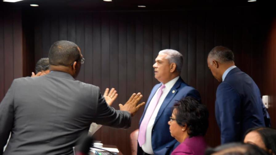 El danilismo se debilita en la Cámara de Diputados y no puede aprobar préstamo El danilismo se debilita en la Cámara de Diputados y no puede aprobar préstamo