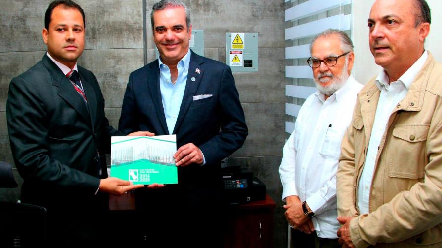 Luis Abinader firma compromiso con sectores de San Cristóbal