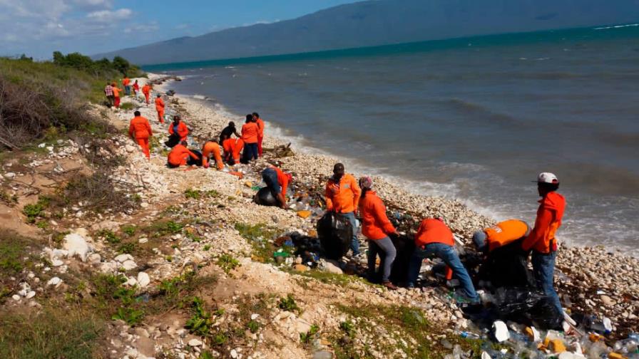 Obras Públicas interviene bahía de Neiba luego de reportaje de Diario Libre