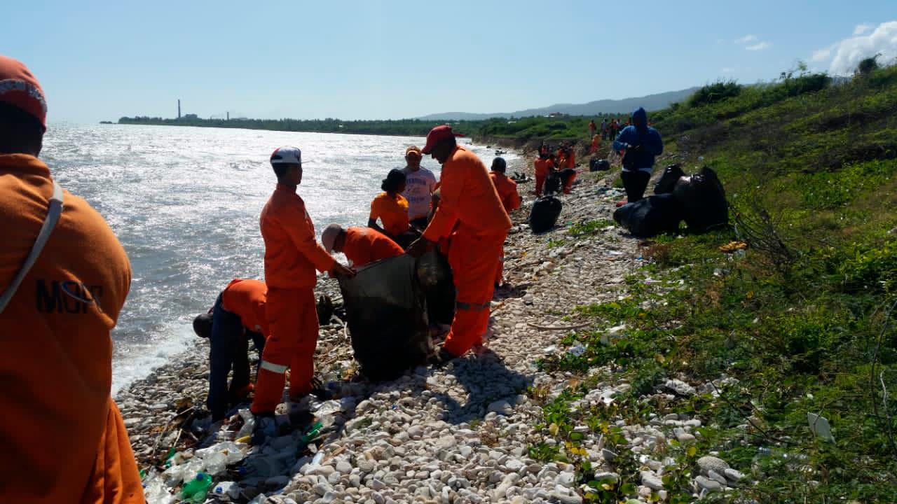 Los trabajadores recogen decenas de fundas de plásticos y otros residuos. 