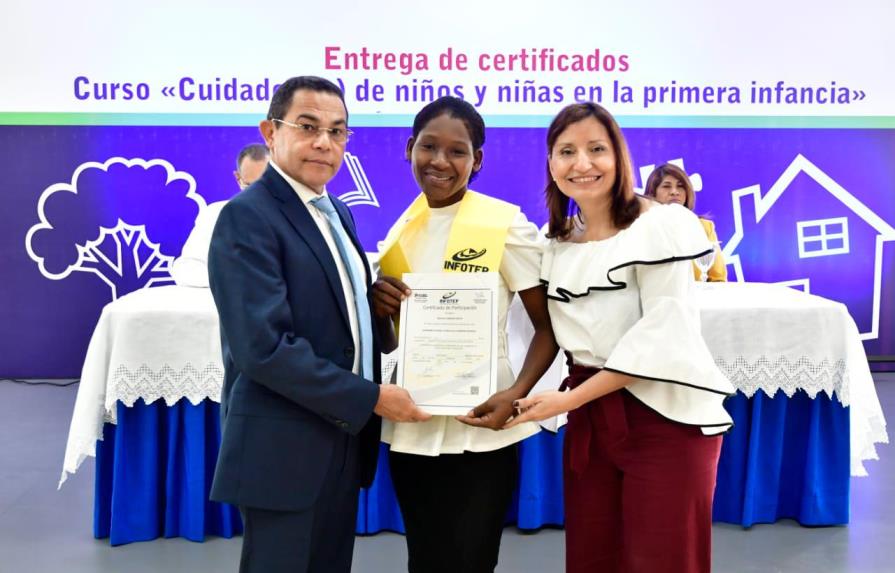 Infotep certifica primer grupo de mujeres en Cuidados a la Primera Infancia