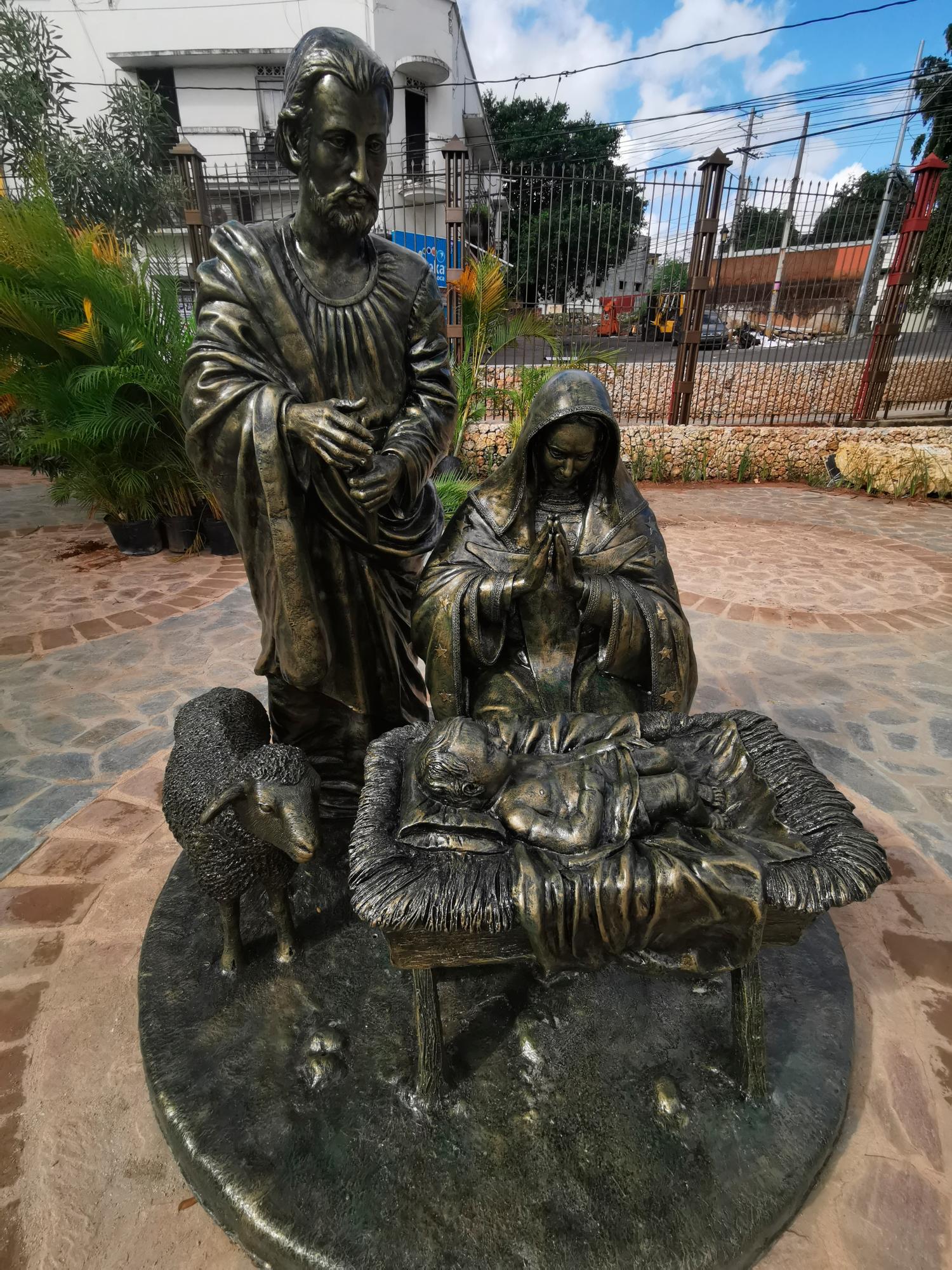 La Sagrada Familia es un emblema de la unidad y del amor de Jesús en el mundo. Esta representación está ubicada en los jardines de la Iglesia Santa Bárbara, en la Ciudad Colonial