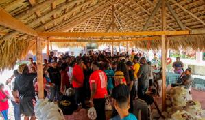 Vladimir Guerrero lleva alimentos a personas en Don Gregorio previo a la Nochebuena