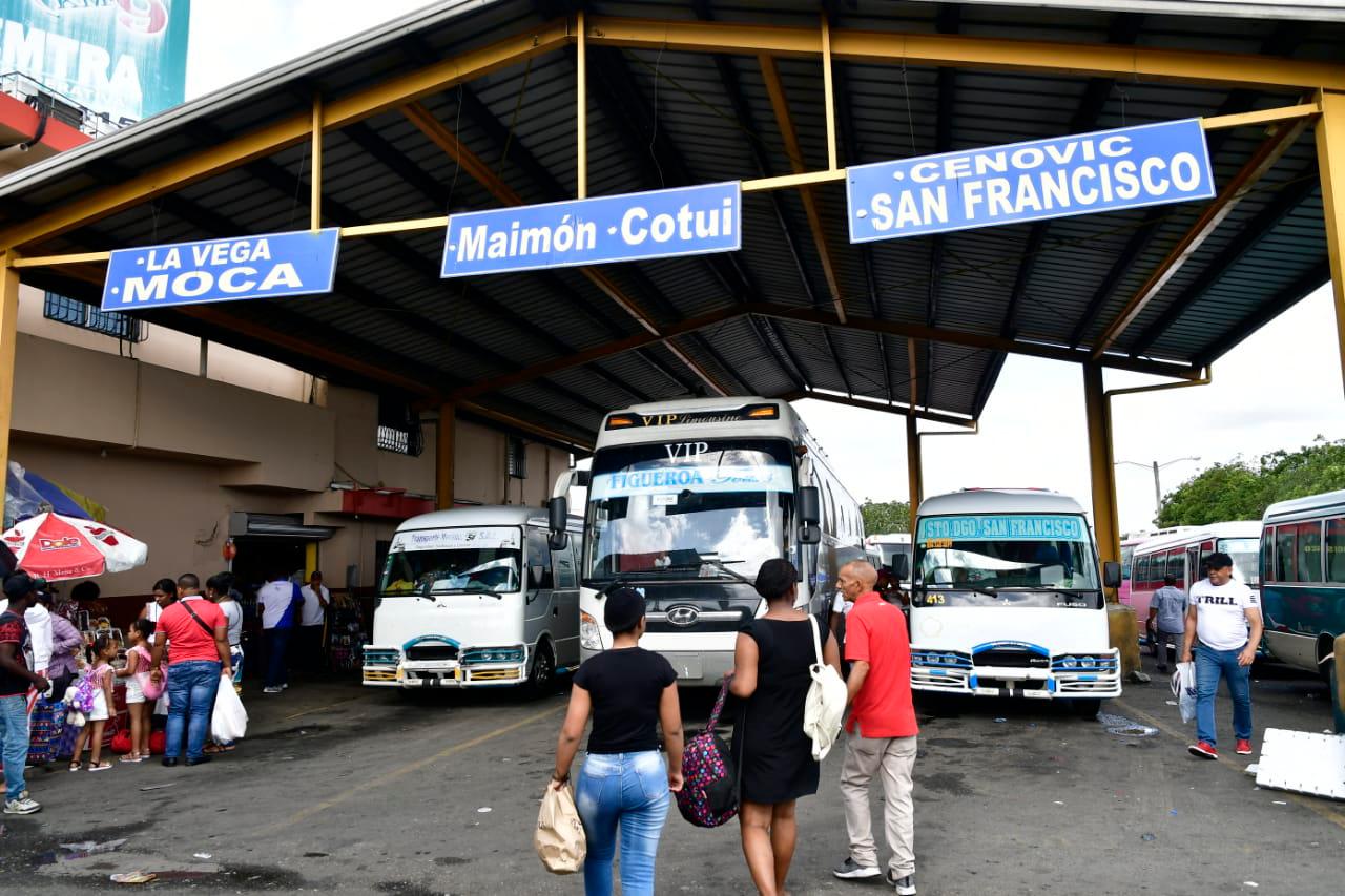 Muchos autobuses esperaban pasajeros, contrario a otros años que había que hacer fila.