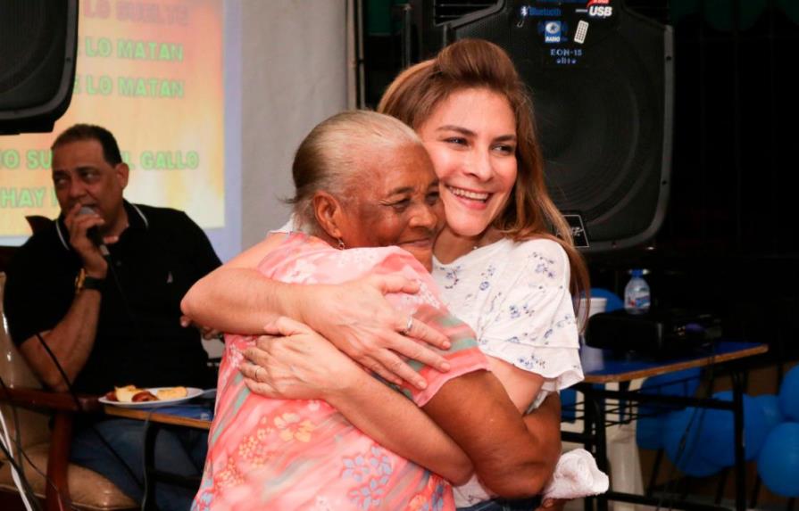 Carolina Mejía asistirá a madres solteras y envejecientes desde la alcaldía