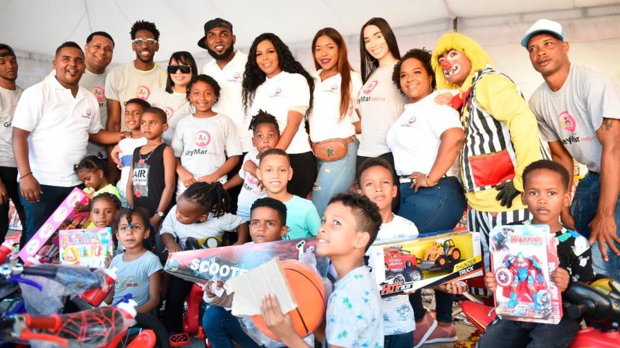 Marcell Ozuna entrega reyes a miles de niños en Boca Chica y SPM