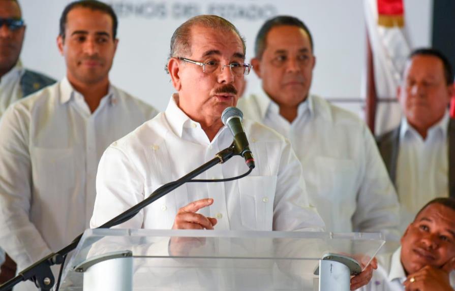 Presidente Medina visita Castañuelas, entrega títulos de propiedad y promete asfaltar sus calles