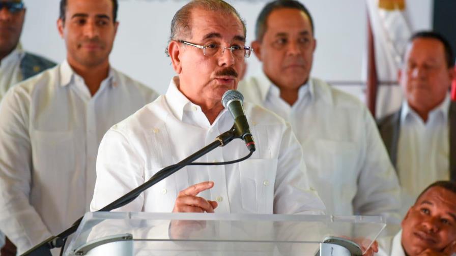 Presidente Medina visita Castañuelas, entrega títulos de propiedad y promete asfaltar sus calles