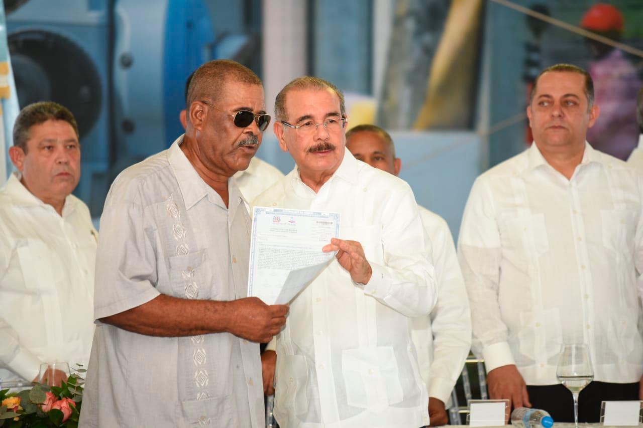 Danilo Medina mientras entregaba un título definitivo.