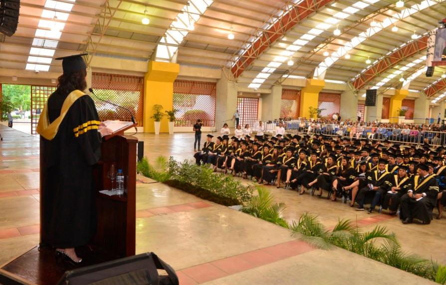 PUCMM inviste 661 profesionales en su centésima primera ceremonia de graduación 