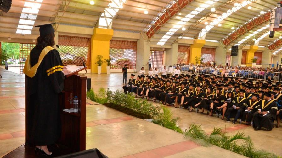 PUCMM inviste 661 profesionales en su centésima primera ceremonia de graduación PUCMM inviste 661 profesionales en su centésima primera ceremonia de graduación