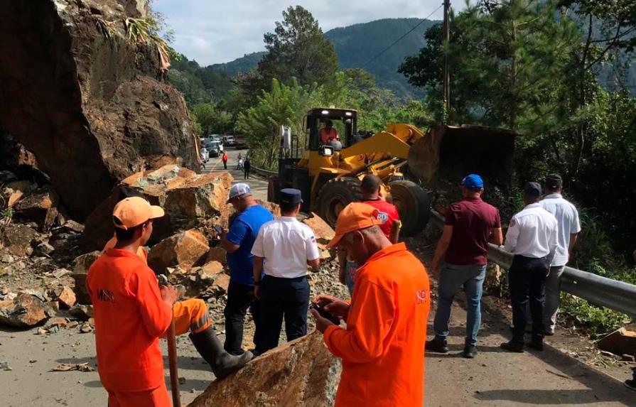 Deslizamiento de tierra afecta tránsito en carretera Jarabacoa-Constanza