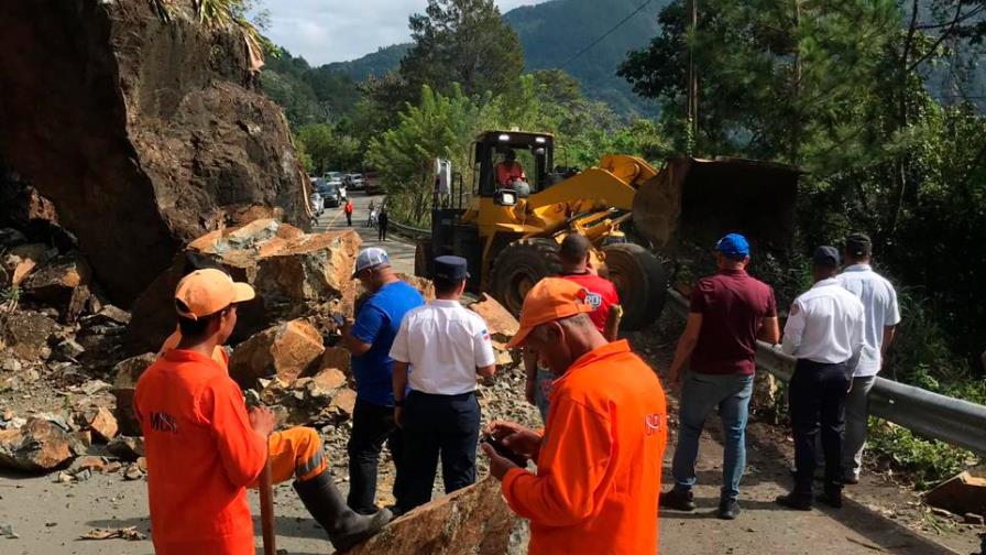 Deslizamiento de tierra afecta tránsito en carretera Jarabacoa-Constanza