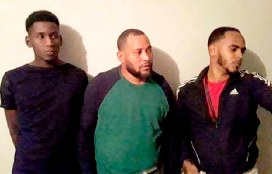 Apresan tres hombres acusados de incendiar negocio en Villa Vásquez