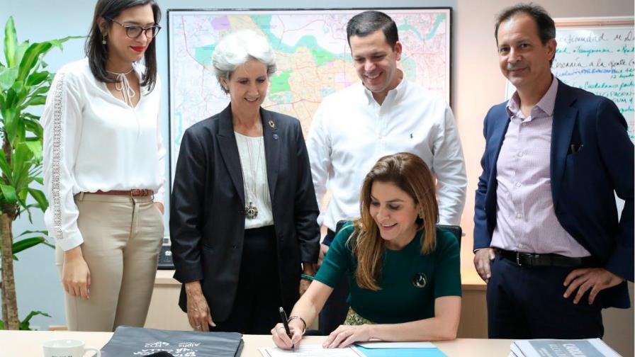 Carolina dona vallas publicitarias al movimiento Valla Reusable Carolina dona vallas publicitarias al movimiento Valla Reusable