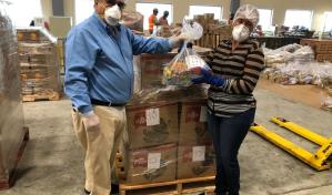 César Iglesias entrega alimentos a colaboradores y habitantes de San Pedro de Macorís