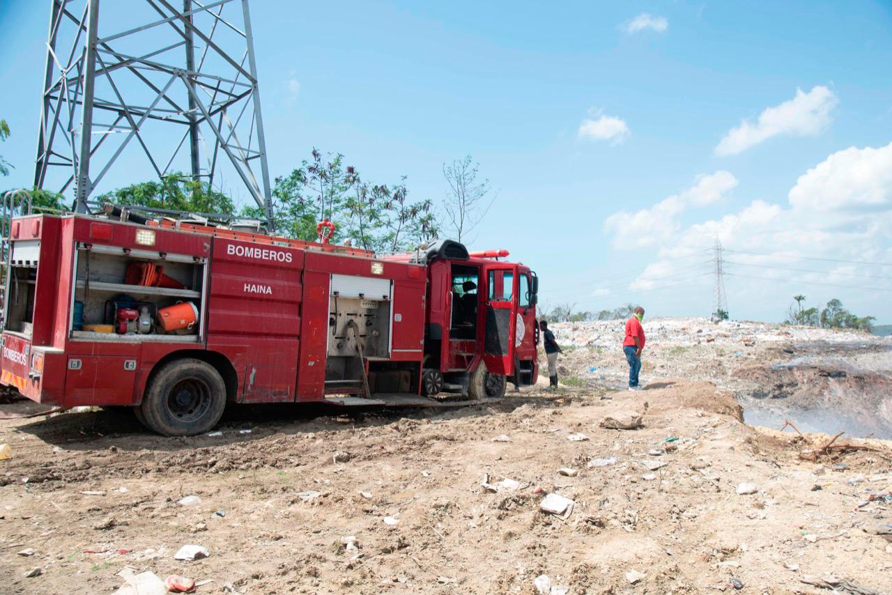Una unidad de los bomberos estaba en el lugar este lunes.