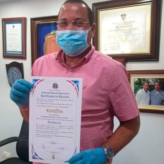 Roquelito García, diagnosticado con COVID-19, recibió certificado como nuevo alcalde de Puerto Plata