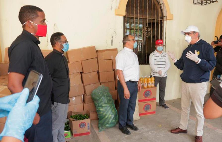 Abinader recorre parroquias, iglesias, casas de acogida y de envejecientes en Villa Altagracia