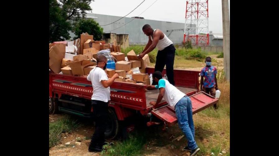 Incautan miles de botellas y galones de clerén en Santiago 