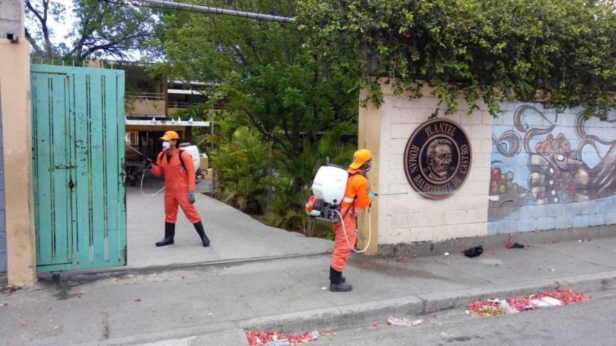 Minerd y Defensa Civil realizan jornada de desinfección en escuelas de Azua