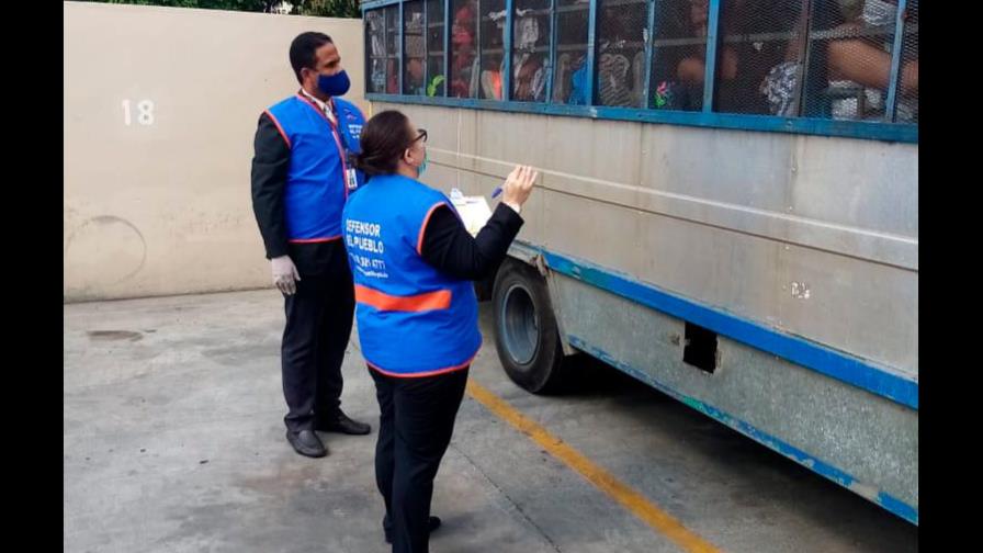 Defensora pide trasladar presos preventivos que están en un autobús en la Charles de Gaulle