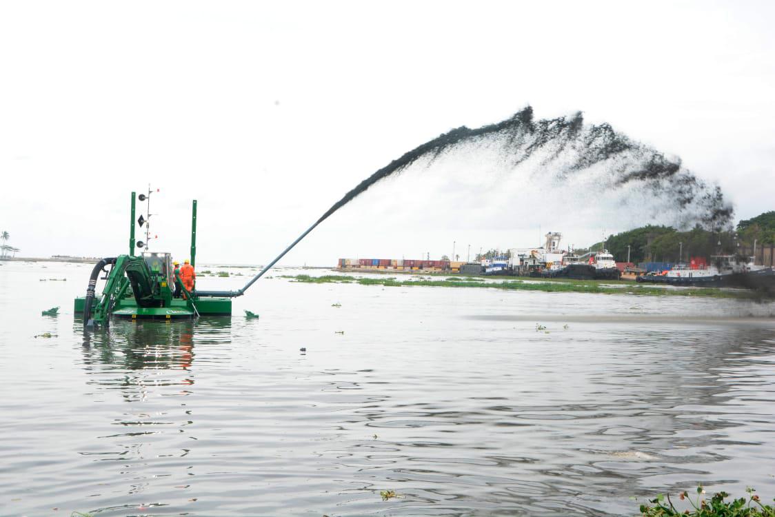 La draga Watermaster en plena acción