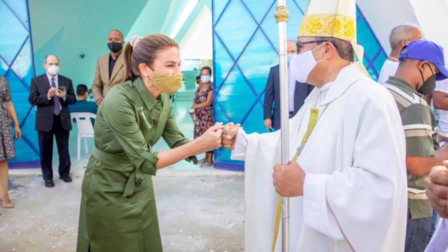 Carolina Mejía inaugura capilla del cementerio Cristo Redentor