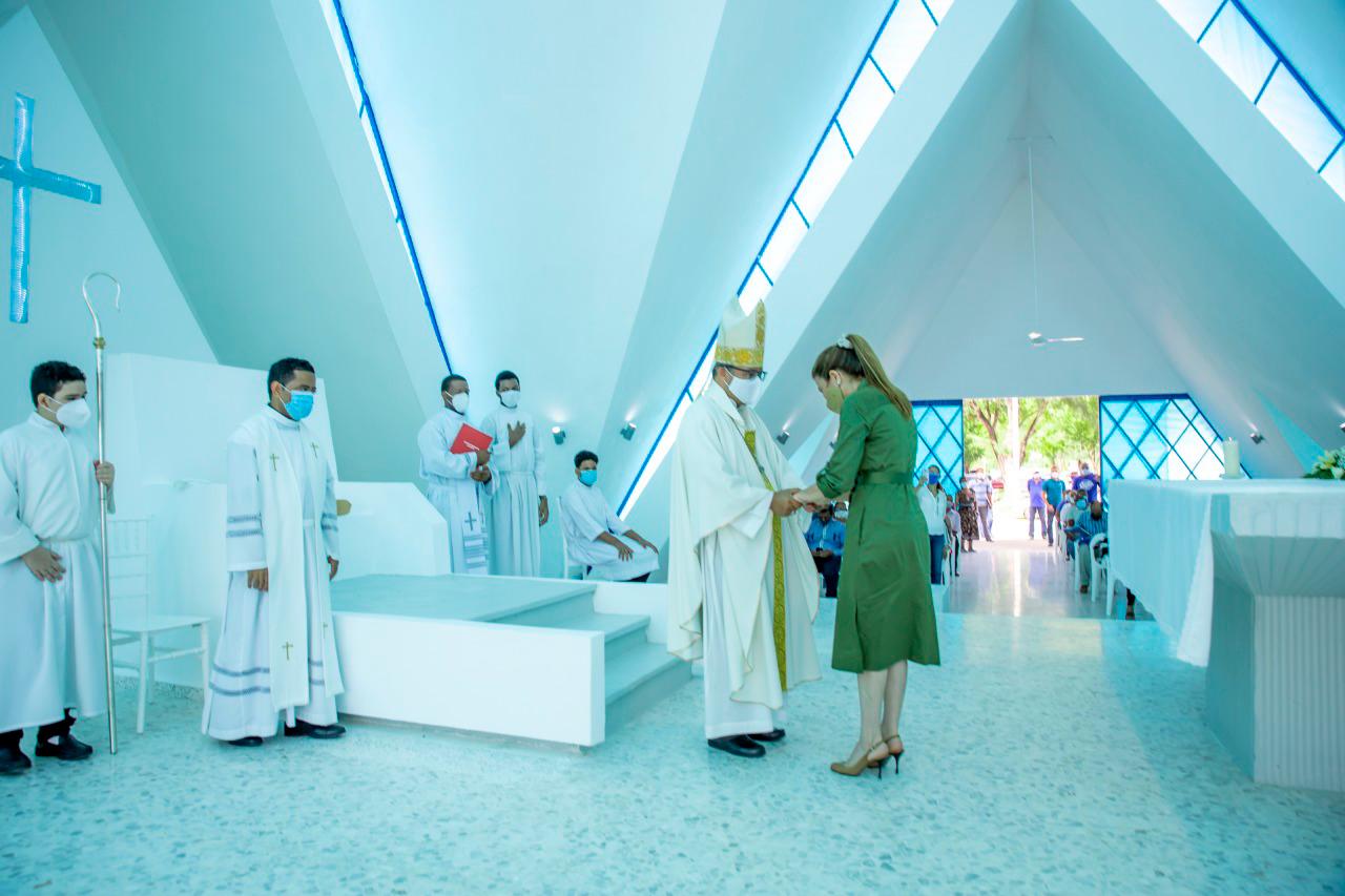 La alcaldesa junto al obispo auxiliar.