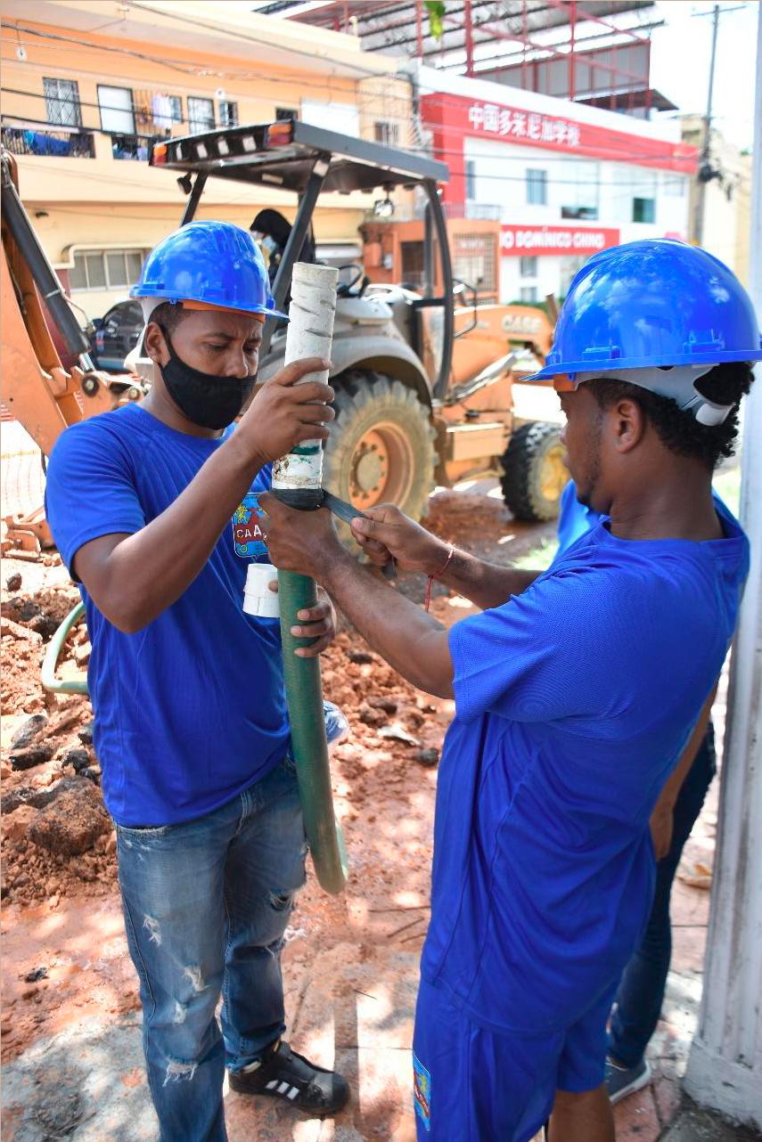 Hombres trabajando en las reparaciones. 
