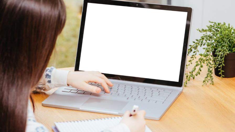 Padres que teletrabajan dicen estar estresados con clases virtuales