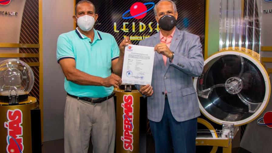 LEIDSA hace entrega de premio 
al ganador del Loto y Loto Más