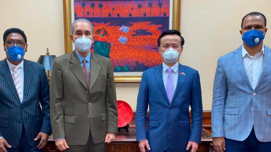 García Fermín y embajador de China analizan seguimiento a programas de becas a estudiantes dominicanos