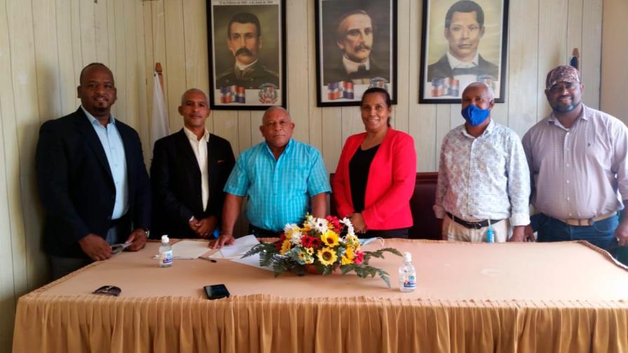 El alcalde de Cumayasa firma contrato para instalar planta de tratamiento y reciclaje de basura El alcalde de Cumayasa firma contrato para instalar planta de tratamiento y reciclaje de basura