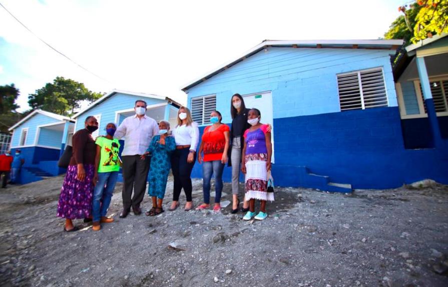 Ministro Neney Cabrera entrega cuatro casas a familias de Barahona y Ocoa