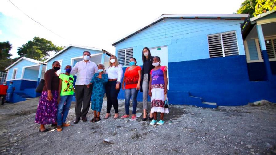Ministro Neney Cabrera entrega cuatro casas a familias de Barahona y Ocoa