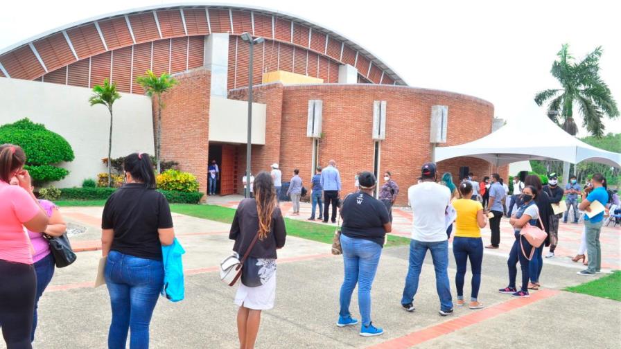 Ministerio de Educación distribuye 126 mil computadoras en Santiago Ministerio de Educación distribuye 126 mil computadoras en Santiago