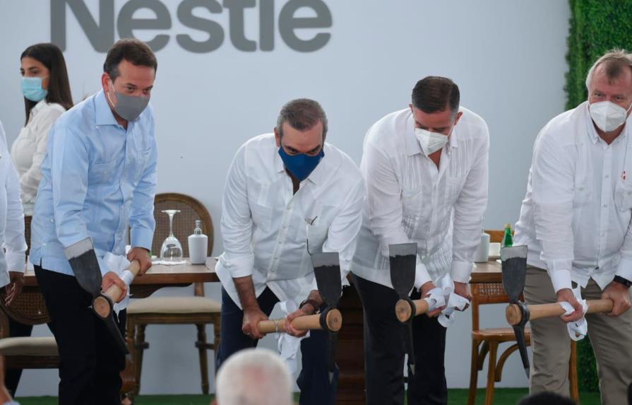 Abinader encabeza acto de construcción de caldera de biomasa de la empresa Nestlé en SFM