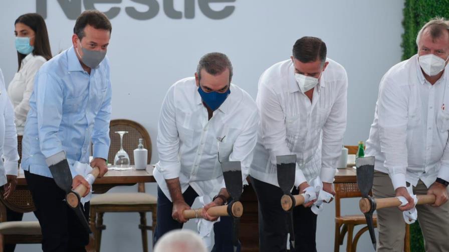 Abinader encabeza acto de construcción de caldera de biomasa de la empresa Nestlé en SFM