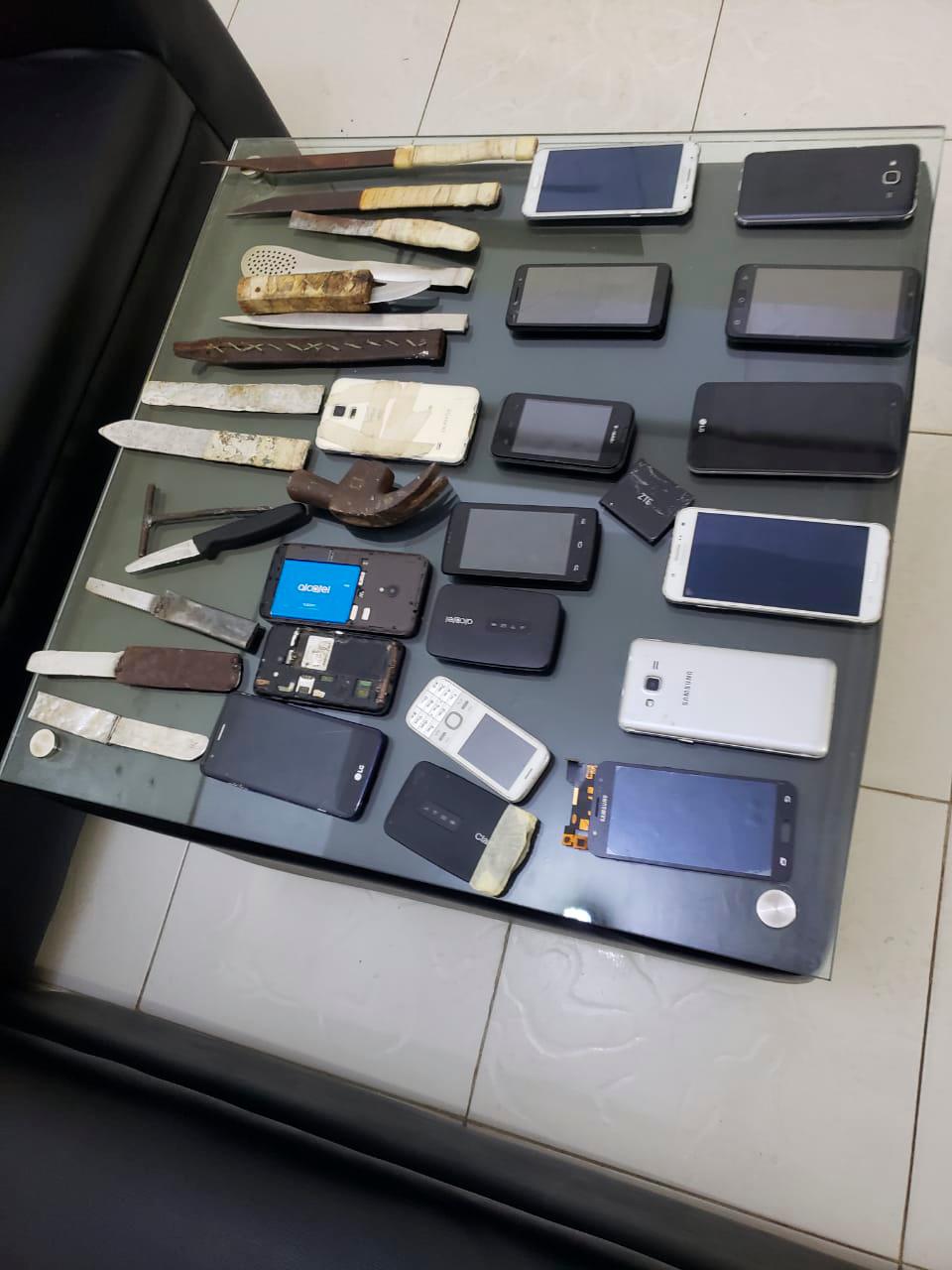 Celulares incautados a los presos.