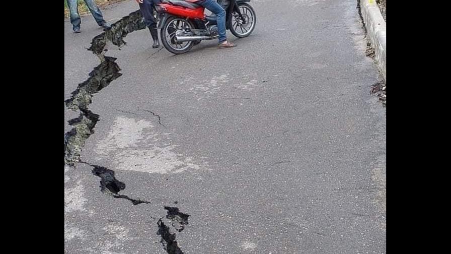 Socavón de 15 metros de largo y tres de profundidad en carretera recién hecha en Jarabacoa